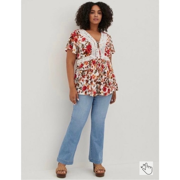 N028 Torrid Babydoll Crinkle Gauze Crochet Inset Lace-Up Top - Floral White - Picture 6 of 6